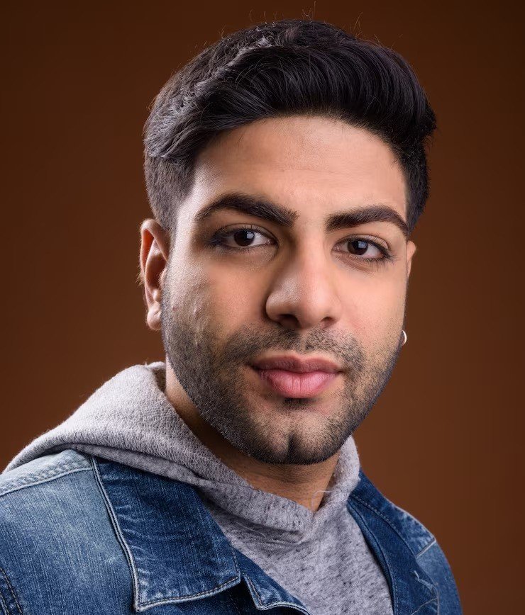 imgi_5_jeune-bel-homme-indien-fond-marron_251136-44960