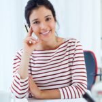 jeunes-femmes-affaires-travaillant-dans-son-bureau_1301-6896-1